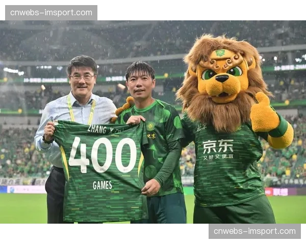 场边花絮:看台球迷打出巨型TIFO,致敬即将退役的球队队长 场边花絮:看台球迷打出巨型TIFO,致敬即将退役的球队队长